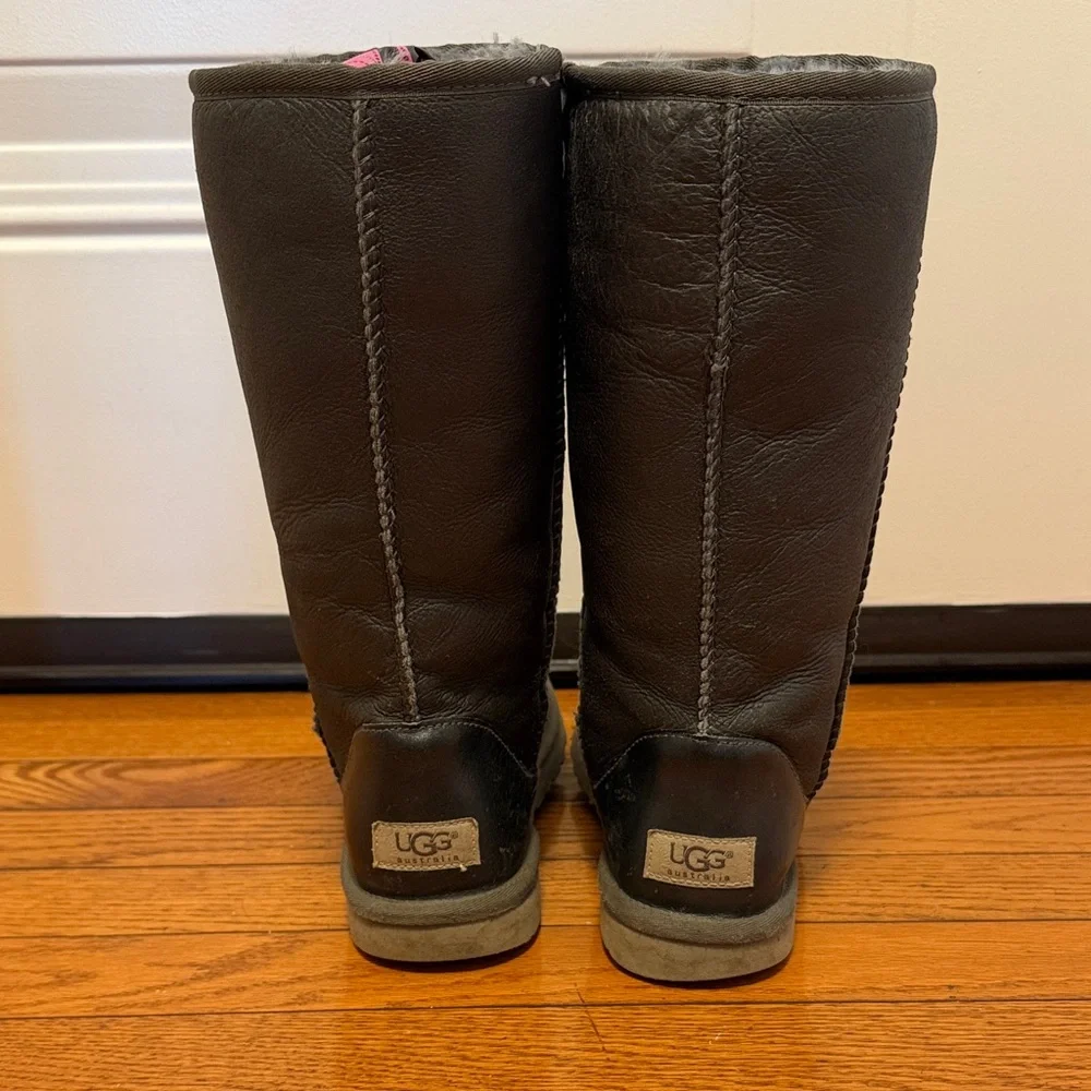 UGG Australia Classic Tall Bomber Boots Black Leather Sheepskin Lined Size 6